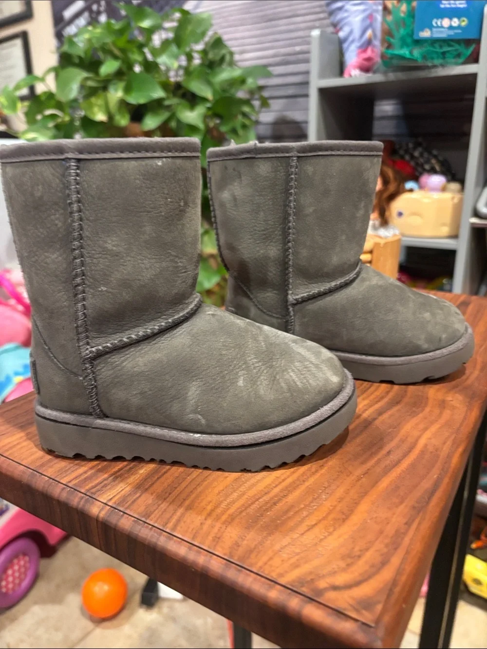UGG Short Suede Boot in Grey size 8 Kids